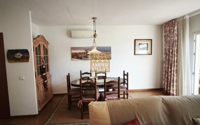 Amplio bungalow con piscina y pista de tenis comunitarios al lado del club de Golf.